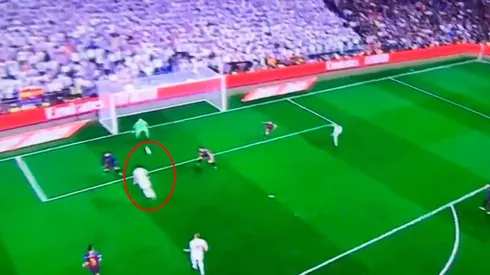 Reguilón cabeceó casi en el área chica y Ter Stegen metió otra atajada histórica