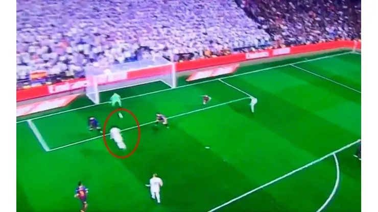 Reguilón cabeceó casi en el área chica y Ter Stegen metió otra atajada histórica
