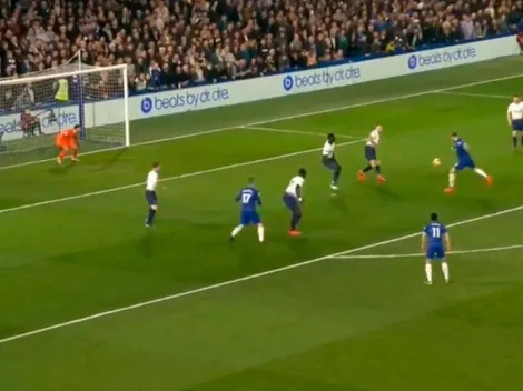 No liga nunca: Higuaín probó de volea pero se encontró con el palo