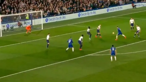 El Pipa no ligó y se chocó con el palo.