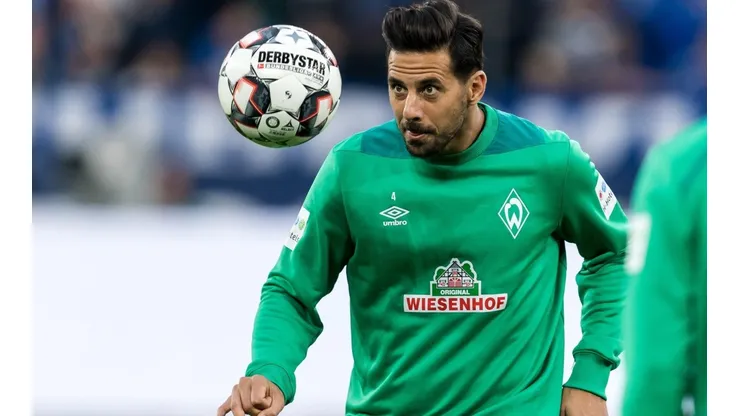 Si decide retirarse del fútbol Pizarro ya tendría una nueva oferta laboral