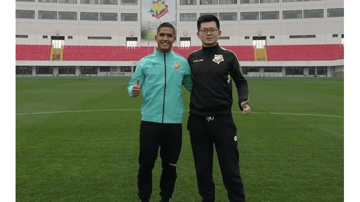 Roberto Siucho posó con indumentaria de su nuevo club