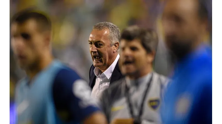 LA VOZ DE MANDO. Gustavo Alfaro da órdenes en el partido de Boca contra Defensa y Justicia (Foto: Getty).