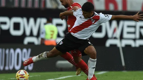 METE EL SICARIO. Robert Rojas gana en el triunfo de River sobre San Martín de Tucumán (Foto: Getty).