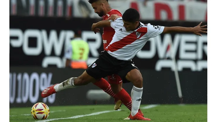 METE EL SICARIO. Robert Rojas gana en el triunfo de River sobre San Martín de Tucumán (Foto: Getty).