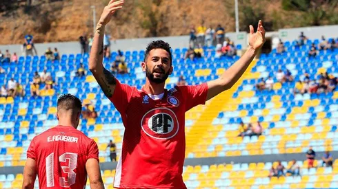 Larrondo ya la rompe en Chile.