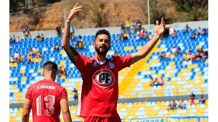 Larrondo ya la rompe en Chile.