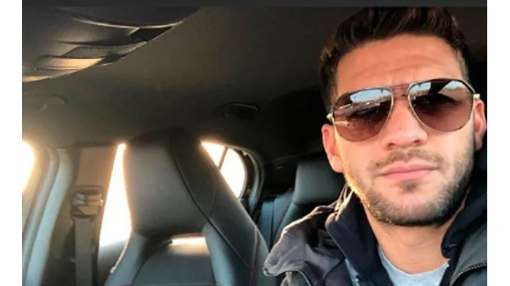 Magallán, triste en su auto extrañando a Boca.