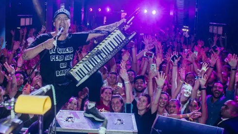 Pablo Lescano en medio de un show.