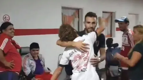 Siempre distinto: Leo Ponzio salió del vestuario a cumplir el sueño de unos fanáticos