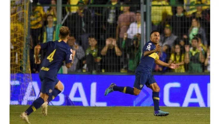 Carlos Tevez festeja el único gol del partido.