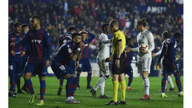 Los jugadores del Levante, indignados con el arbitraje.