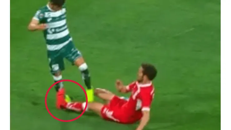 ¡De locos! Planchazo de Santiago García y Toluca con diez