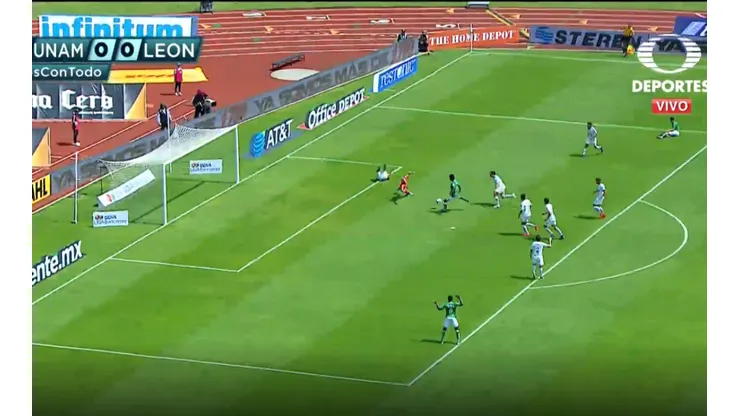 Macías culminó una gran jugada colectiva para que el León se ponga arriba ante Pumas