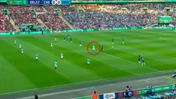 Increíble: a Agüero no lo dejaron ni hacer dos pasos.