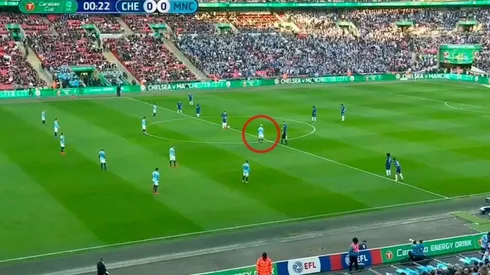 Increíble: a Agüero no lo dejaron ni hacer dos pasos.