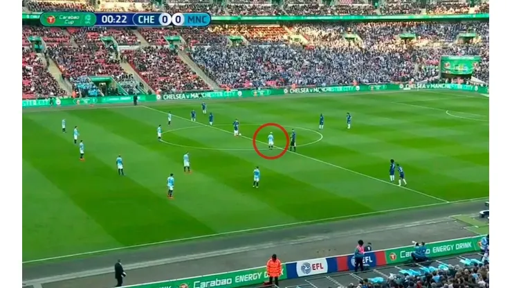 Increíble: a Agüero no lo dejaron ni hacer dos pasos.