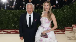 Insultan a novia de Robert Kraft de los Patriots por caso de prostitución y trata de blancas