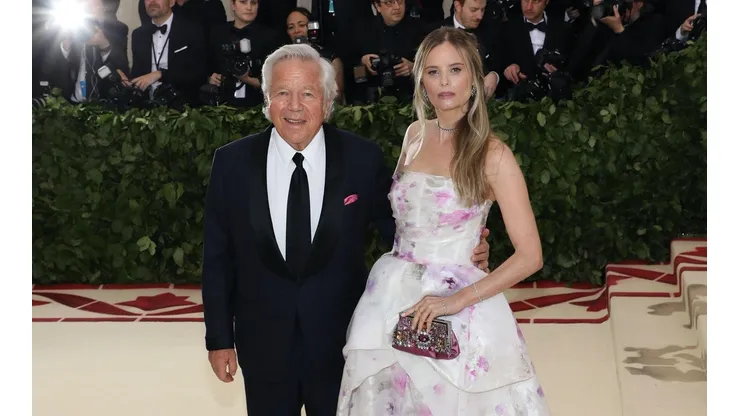 Insultan a novia de Robert Kraft de los Patriots por caso de prostitución y trata de blancas