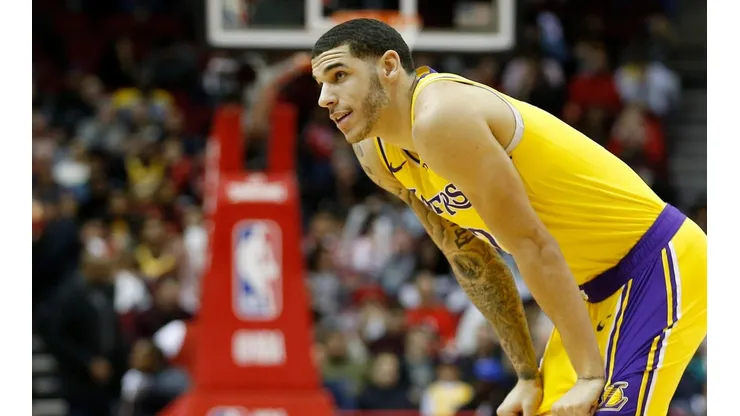 La recuperación de Lonzo Ball no va bien y seguirá fuera más tiempo para los Lakers