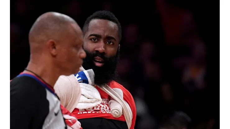 James Harden se molesta y acusa a un árbitro de tener algo en su contra