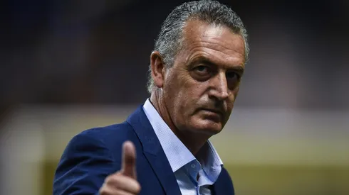 Gustavo Alfaro durante la derrota ante Atlético Tucumán.