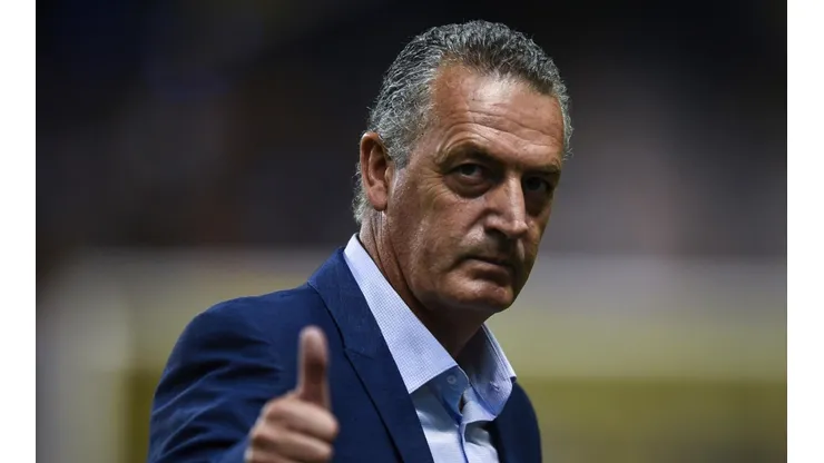 Gustavo Alfaro durante la derrota ante Atlético Tucumán.