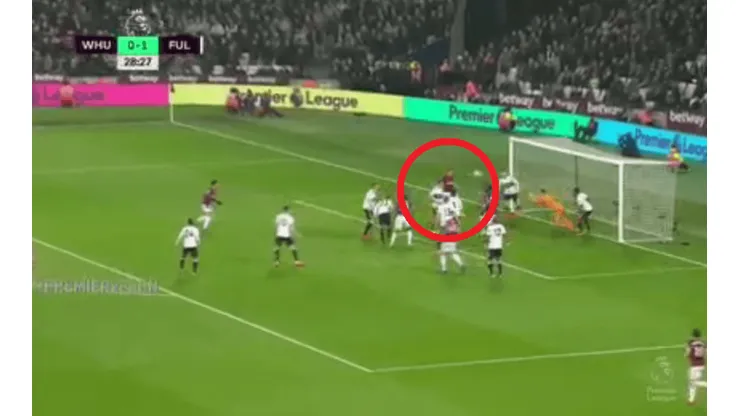 ¡Chicharito metió un gol con la mano para West Ham!