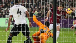 LA MANO DE CHICHADIOS. Javier Hernández marca el empate de West Ham (Foto: Getty).