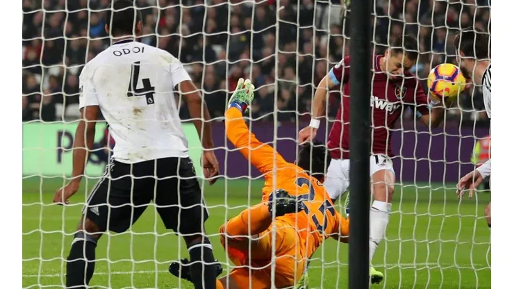 LA MANO DE CHICHADIOS. Javier Hernández marca el empate de West Ham (Foto: Getty).