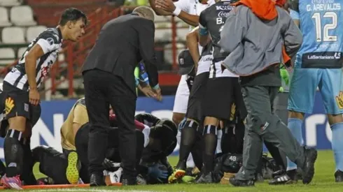 Foto del jugador muy golpeado.