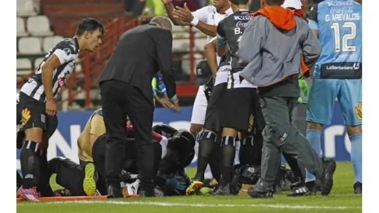 Foto del jugador muy golpeado.