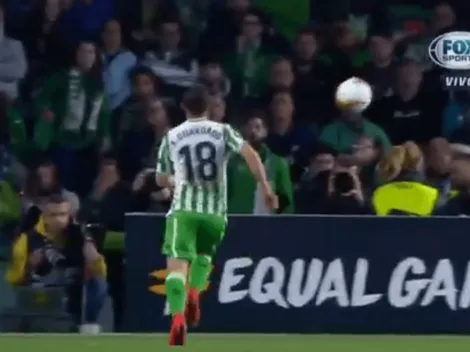 Dejarlo todo nivel Andrés Guardado: se resbaló y chocó contra un fotógrafo