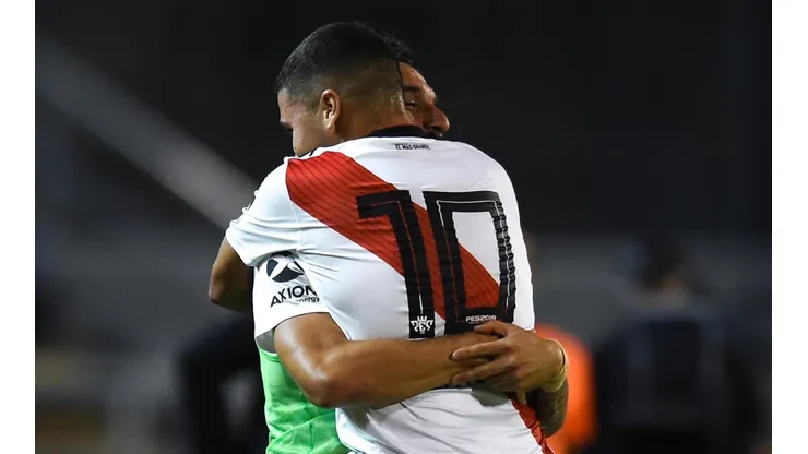 EL DIEZ. Juan Fernando Quintero abraza a Scocco tras su golazo a Rosario Central (Foto: Getty).