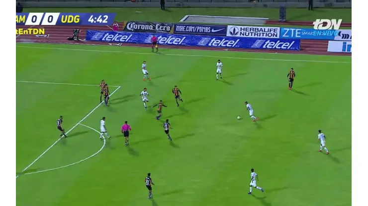 Tremendo golazo de Iniestra.