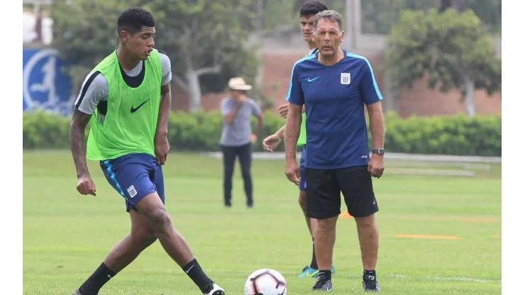 Se viste de estratega: el plan de Russo para festejar contra Sporting Cristal