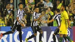 Defensa fue goleado de local y le apunta todas las naves al torneo.