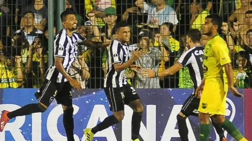 Defensa fue goleado de local y le apunta todas las naves al torneo.