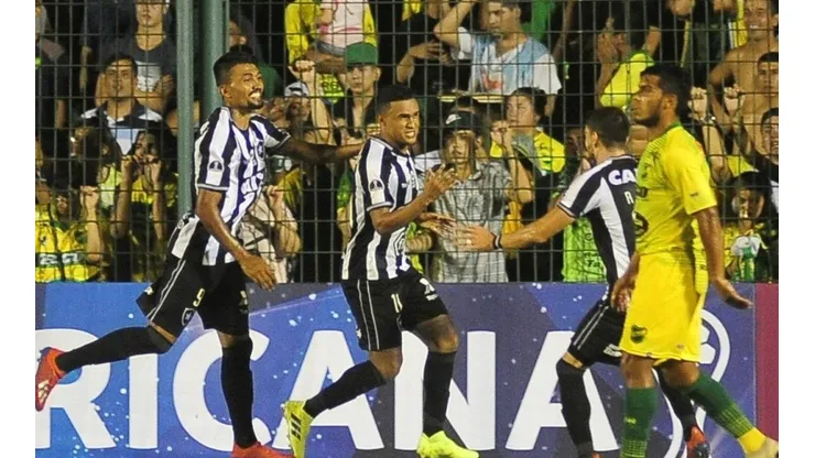 Defensa fue goleado de local y le apunta todas las naves al torneo.