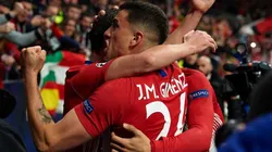 AÚPA ATLETI. Giménez celebra abrazado a Godín en el Wanda Metropolitano (Foto: Getty).