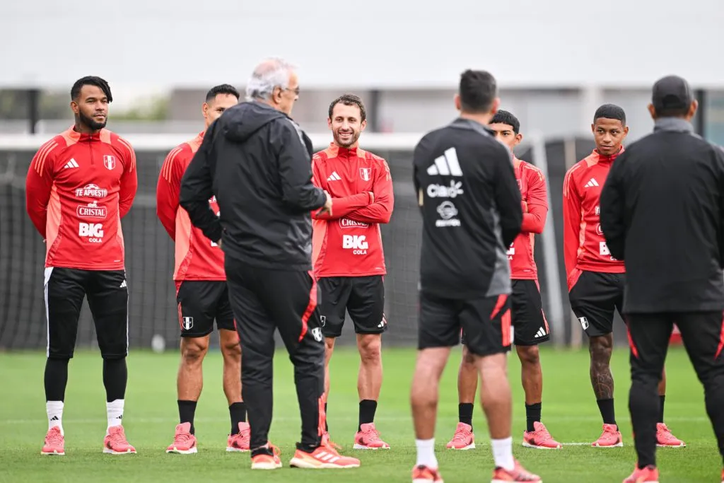 Jorge Fossati en los entrenamientos de Perú. (Foto: ITEA).