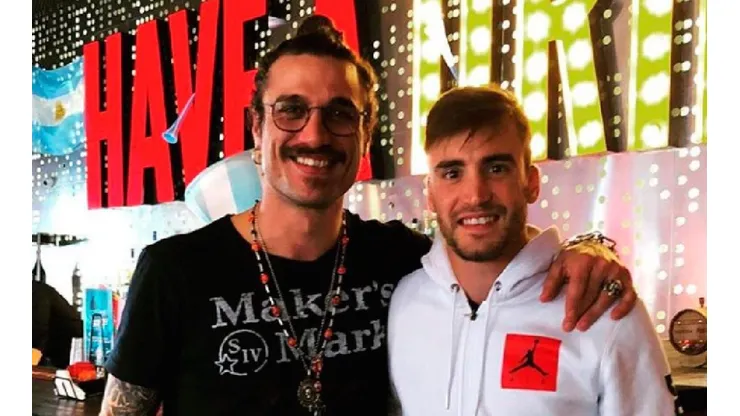 Dani Osvaldo con Tagliafico, jugador de la Selección argentina.