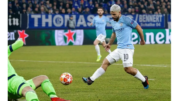 Gol de Agüero tras error en la defensa.