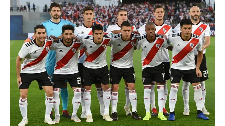 Jorge Moreira posando con el equipo de River.