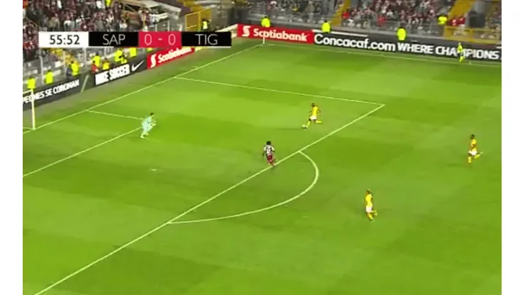 Así de solo corría Enner Valencia.