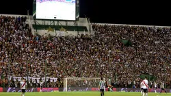 Foto de la hinchada de River en Banfield.