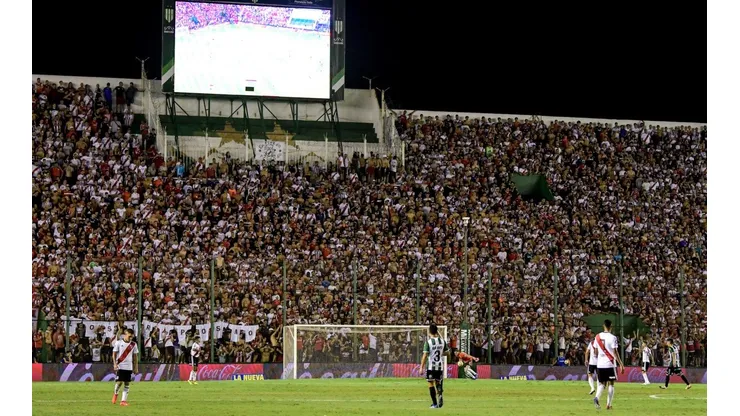 Foto de la hinchada de River en Banfield.