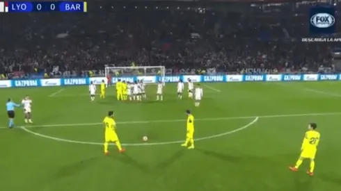 Así difícil, Lio: Messi tuvo un tiro libre ideal pero le pegó muy mal