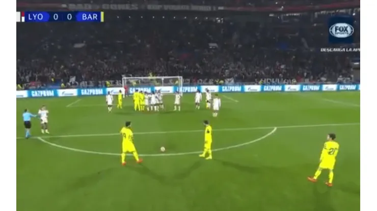 Así difícil, Lio: Messi tuvo un tiro libre ideal pero le pegó muy mal