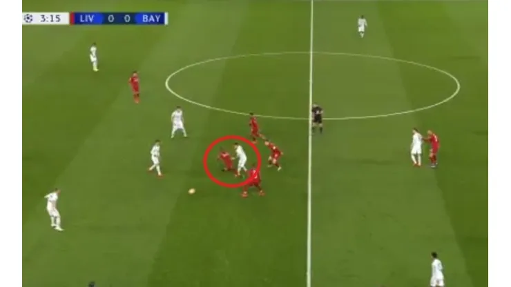 Dura acción de Sadio Mané.